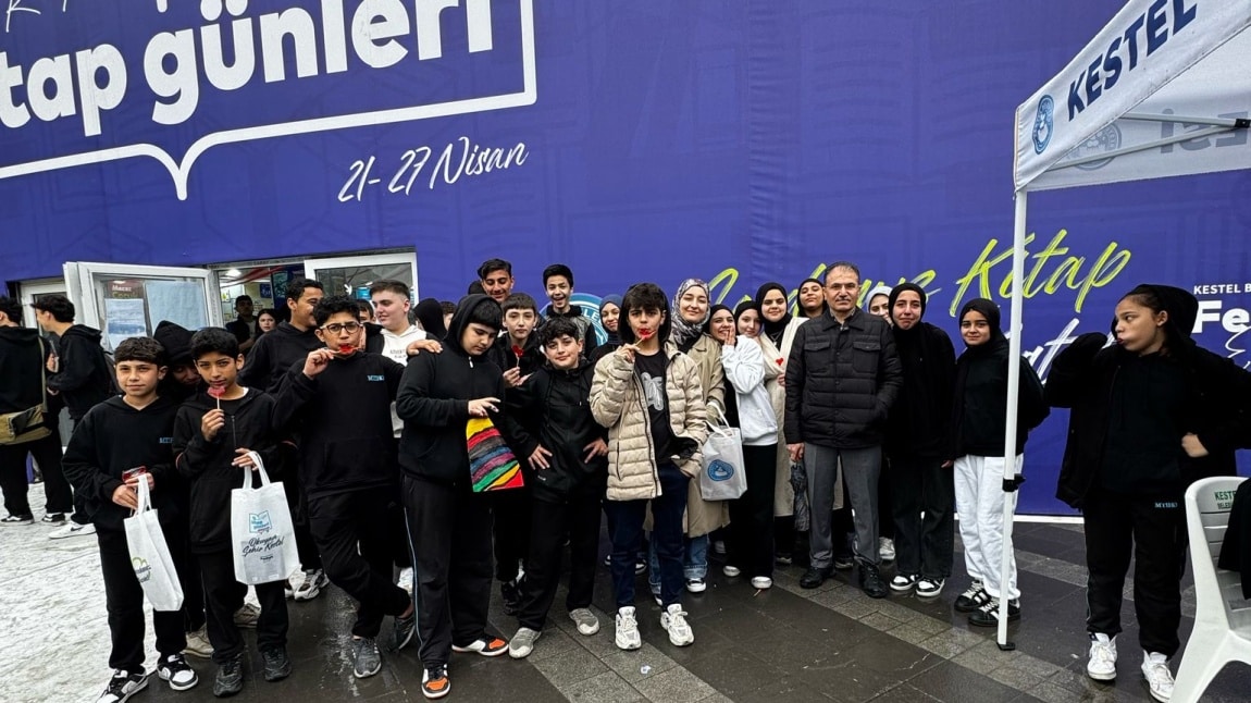 ÖĞRENCİ VE ÖĞRETMENLERİMİZ KESTEL KİTAP FUARINI ZİYARET ETTİLER.