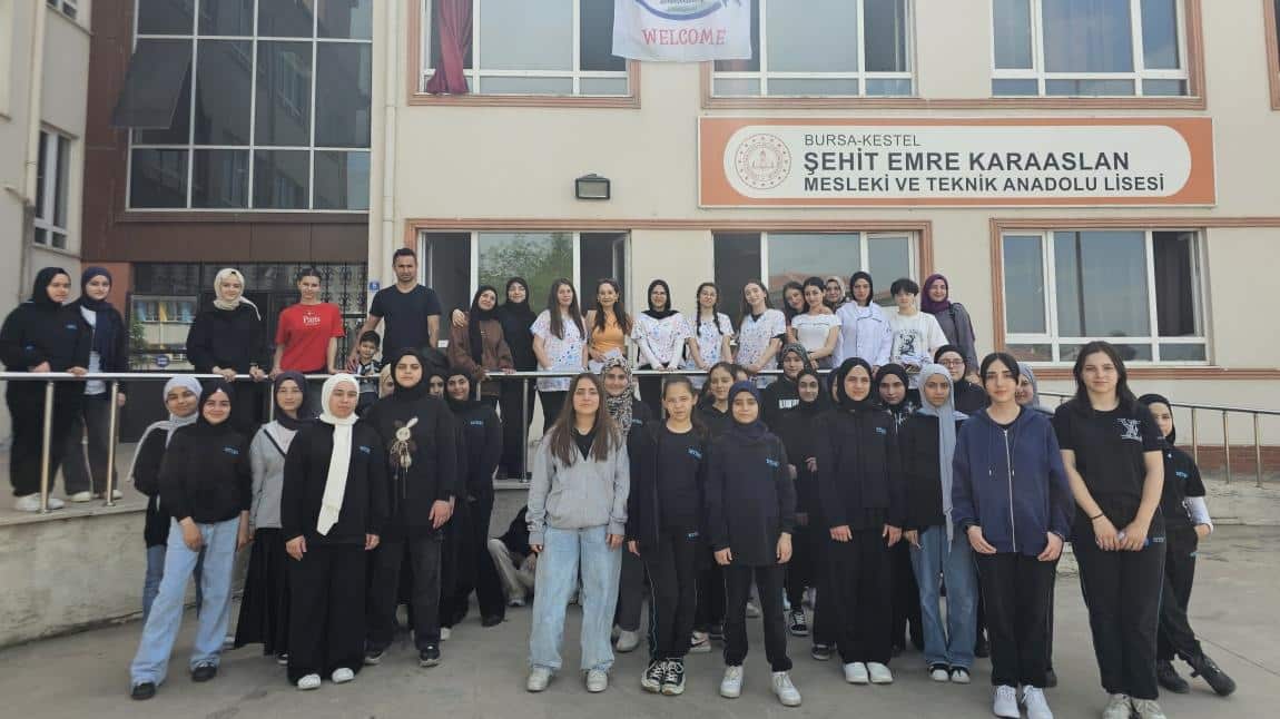 HEDEF LGS 2025 KAPSAMINDA 8.SINIF ÖĞRENCİLERİMİZLE ŞEHİT EMRE KARAASLAN KIZ MESLEK LİSESİ GEZİSİ YAPTIK.